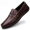 Sapatos masculinos de couro atacado para comércio exterior, mocassins pretos simples de couro para primavera e verão, sola macia, sapatos casuais slip-on leves para homens