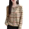 Nuevo cárdigan de punto fino de lana retro para Otoño/Invierno 2026, con cuello redondo, mangas largas y diseño de bloques de color jacquard para mujer