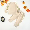 Conjunto de pantalones para niños pequeños de Halloween casual de 2025 con toalla de cara sonriente de calabaza, bordado de bloques de color a cuadros, para bebés y niños pequeños