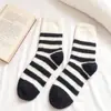 Novas Meias de Cano Médio Pretas e Brancas Macias e Aconchegantes de Inverno da Zhuji Hosiery para Mulheres, Engrossadas para Aquecimento, Adequadas para Casa, Pós-parto e Dormir