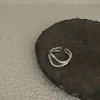 O Anel Não Desbota, com um Design Aberto para Mulheres, Oferecendo um Estilo Minimalista Vintage de Alto Padrão com Pérolas e Conchas, Versátil e Irregular, Oferecendo uma Sensação de Luxo Leve de Nicho