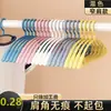 Perchas semicirculares, sin costuras, antideslizantes, percheros de plástico para ropa de adulto, perchas de hombro ancho para dormitorios y uso doméstico, al por mayor