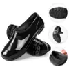 Botas de chuva isoladas, de cor sólida e com sola grossa, impermeáveis e duráveis, com revestimento resistente à água, adequadas para homens e ideais como sapatos de chef