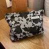 Nova Bolsa de Maquiagem Portátil Grande Capacidade com Flor de Peônia Preta em Relevo com Zíper Lona Bolsa de Armazenamento de Cosméticos de Viagem para Mulheres