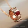 Colar de Osso de Cobra Dourado em Forma de V de Luxo com Incrustação de Diamante para Mulheres, Banhado a Ouro Rosa 18K, Madrepérola Branca, Calcedônia Vermelha, Corrente de Clavícula em Forma de Cobra