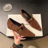 Sapatos Slip-On Bico Fino Estilo Nova Primavera 2026 com Interior em Camurça e Salto Anabela Escondido, Apresentando um Design Único e Elegante