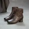 Jie Zhou 2026 Outono Nova Chegada Couro Bovino de Primeira Camada Estilo Britânico Estilo Floresta Bico Quadrado Salto Bloco Botas de Cano Curto Moda Retrô Tendência Sapatos Femininos