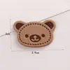 Etiqueta de Estampado de Oso Multicolor Fresca y Linda Etiqueta de Cuero Pegatinas de Tela para Sombrero Bufanda Accesorios Decorativos Hechos a Mano Venta al por Mayor