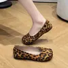 Sapatos mocassins femininos planos tamanho grande 35-43 2026 primavera e outono novos versáteis moda slip-on rasos sapatos de um só