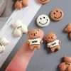 Serie de Oso Sonriente Color Café Mate Accesorios de Resina DIY para Fundas de Teléfono, Zuecos y Pegatinas para Botellas de Agua