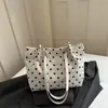 Bolso de mano tipo tote de lunares simple y casual para mujer, nuevo bolso versátil de alta gama para llevar bajo el brazo, bolso de mano de pana, bolso de hombro para ir al trabajo