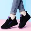 Una generación de zapatos nuevos de primavera y otoño para mujer, zapatos casuales coreanos, zapatos transpirables de tela del viejo Pekín, zapatillas bajas para mujer