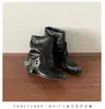 2026 Novas Botas de Cavaleiro Femininas Plissadas Vintage com Salto Bloco e Bico Fino, Botas Curtas Versáteis com Cano Empilhável e Fivela de Cinto Design de Moda