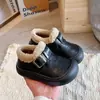 Zapatos de algodón para niños, nuevo estilo invierno 2025, botas de nieve con forro polar antideslizantes para niños, zapatos de piel cálidos con suela suave para niñas