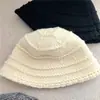 Sombrero de pescador simple de punto de color liso estilo japonés para mujer, nuevo modelo de invierno 2026, que adelgaza la cara, protege los oídos, cubre la cabeza, sombrero tipo cubo