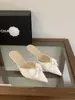1023-6 Elegante e Confortável Sapato de Salto Agulha Bico Fino Fechado com Laço Novo Estilo Feérico Versátil para Mulheres