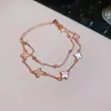 Pulseira geométrica floral oca em formato de diamante de zircônia, um acessório luxuoso e de alta qualidade, uma joia única e estilosa que complementa qualquer look, projetada para mulheres.