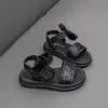 Sandalias de moda para niñas 2026 verano nuevo estilo zapatos de playa de moda para niñas pequeñas, adecuados para niños mayores y estudiantes de primaria