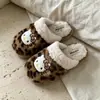 Pantuflas de algodón auténticas de Hello Kitty con lindo estampado de leopardo, cómodas para uso en casa, cálidas y amigables con la piel para otoño e invierno, zapatos peludos para mujer
