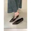 Zapatos de tacón alto con punta para mujer, nueva colección primavera/otoño, diseño sexy de escote en V, piel suave, tacones finos, estilo retro, tacones versátiles
