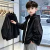 Chaqueta con capucha para niño, estilo primavera/otoño, nueva colección 2026, cortavientos de otoño de moda para adolescentes, elegante abrigo con capucha para estudiante