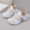 Zapatos para Niñas 2026 Primavera Nuevo Estilo Tenis de Dibujos Animados Infantiles Niños Grandes Zapatos de Malla Casuales de Princesa Zapatos Yeezy