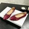 Chegada Nova Outono 2026 Sapatos Rasos Femininos Bico Fino Laço Bolinhas Versáteis para o Trabalho Slip-on Baixo Sapatos Individuais