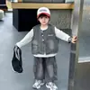 Roupa para Meninos Roupa Infantil Primavera e Outono 2026 Novo Estiloso Legal Moda Bebê Estilo de Rua Jeans Colete Conjunto de Três Peças