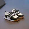 Zapatillas casuales para niños 2025 verano nuevo estilo para niños y niñas zapatos deportivos sencillos para niños pequeños y medianos suela suave antideslizantes zapatos para gatear