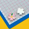 Horquilla de Flor de Cinco Pétalos Estampada de Color Brillante Cuerda para el Cabello Pinza de Agarre Pegamento en Crema Hebilla de Zapato DIY Pegatina para Taza de Agua Accesorios de Resina