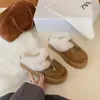 Chinelos Fechados na Ponta com Solado Grosso e Abertura Lateral para Mulheres, Novo Estilo com Franjas, de Calçar, Botas de Neve, Estilo Preguiçoso, 2026, Chinelos de Pena de Galinha Amarela