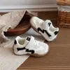 Tênis casuais leves com velcro para meninas 2026 novo estilo primavera e outono tênis de treino respiráveis para meninos sapatos únicos para jardim de infância
