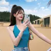 Chica Caliente de Verano Lleva Chaleco de Punto con Escote Halter y Cordones con Diseño de Nicho y Top Corto de Cintura Alta para Mujer