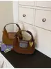 Bolso de mano de terciopelo transfronterizo, minimalista y moderno, una lujosa nueva colección de otoño 2026 para mujer, con un colgante en forma de corazón, diseñado para llevar al hombro, en la mano, cruzado o debajo del brazo.