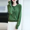 Cardigã de tricô bege com gola redonda para mulheres, uma peça de outer wear leve e de caimento solto para primavera e outono, apresentando um design simples e elegante com mangas compridas e uma textura refinada semelhante à lã
