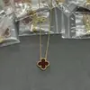 Colar de Joias V-Gold Versão de Luxo Trevo de Quatro Folhas Ágata Vermelha Banhado em Ouro 18K Corrente de Clavícula Exquisita para Mulheres, Estilo de Nicho Levemente Luxuoso