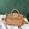 Venta al por mayor transfronteriza de bolsos de mano estilo dumpling de piel de vaca de primera capa estilo coreano, bolsos cruzados, bolsos de cuero genuino suave simples urbanos casuales para mujer