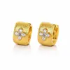 Estilo clásico francés, aretes de banda ancha chapados en oro con acentos de flor de circón, modernos y minimalistas, un toque de lujo, adecuados para el uso diario y versátiles para cualquier atuendo