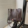 Bolso de mano Retro para mujer para ir al trabajo Textiles Bolso de mujer 2025 Primavera Nuevo Estilo Coreano Correa ancha para el hombro Bolso tote de mano para llevar bajo el brazo