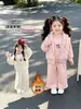Conjunto de Colete para Meninas Outono/Inverno 2026 Novo Estilo Moda Infantil Elegante Aconchegante Espesso Roupas de Inverno Casuais Conjunto de Três Peças