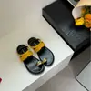 []Sandálias de Metal com Dedal Estilo Francês de Solado Plano para Mulheres, Novos Sapatos Romanos de Verão 2026