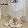Mocasines cerrados tejidos a mano de piel de vaca para uso exterior en verano, mocasines slip-on transpirables con diseño calado y aumento interno de altura para mujer