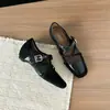 Sapatos Mary Jane com Tiras Cruzadas e Bico Quadrado Femininos 2026 Novo Estilo Brilhantes Salto Baixo Sapatos de Uma Sola Retrô Boca Rasa Fundo Plano Versátil