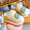 Zapatos para niños pequeños, nuevos modelos de primavera y otoño, zapatos para bebés principiantes para niños de 1 a 2 años, suela blanda, antideslizantes, con sonido de chirrido, de dibujos animados
