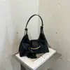Bolsa de ombro de nicho estilo retrô, bolsa transversal versátil para mulheres, bolsa de couro macio estilo bolinho para debaixo do braço 2026, novo estilo para o dia a dia