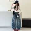 Calça Jeans de Trabalho para Meninas Modelo Primavera e Outono 2026 Calças Infantis com Bolsos Cargo Frontais e Traseiros e Calças de Trabalho Curvas