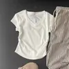 Camiseta fina de verano azul bebé pura de diseño único con pliegues, cuello en V irregular, manga corta en el hombro, top simple versátil para mujer