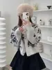 Enviado. Cárdigan de punto jacquard vintage con cuello redondo y estampado floral bonito estilo ins coreano, suelto y casual