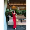 Atuendo de chica popular: Vestido de vacaciones playero rojo con volantes y escote en V, particularmente hermoso, minivestido que ciñe la cintura, verano 2026