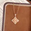 2026 Colar Pingente Estilo Vintage Mais Vendido Flor de Quatro Folhas Ouro Escovado para Mulheres, Novo Estilo Palaciano Retrô, Luxo Leve